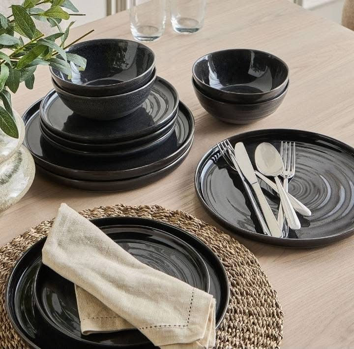 Amari 12-piece ceramic dinner set